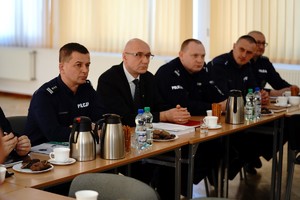 Na pierwszym planie Komendant KWP w Bydgoszczy i pozostali uczestnicy spotkania