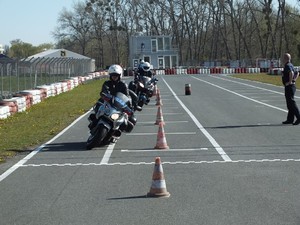Policjanci na motocyklach omijają przeszkody