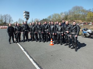 Policjanci Ruchu Drogowego pozują do zdjęcia