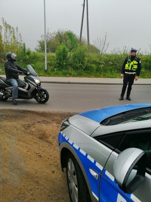 Policjant zatrzymał do kontroli motocyklistę.