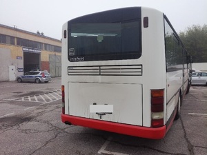 Niesprawny autobus, którym miały wyruszyć dzieci na wycieczkę.