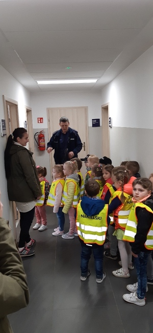 Dzieci zwiedzają komendę policji