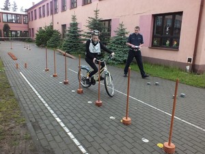 Uczestnik konkursu pokonuje przeszkody jadąc na rowerze.