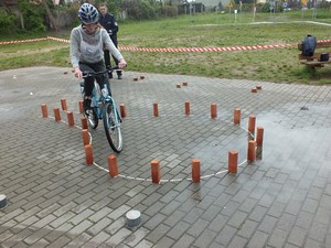 Uczestnik konkursu pokonuje przeszkody jadąc na rowerze.