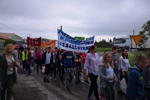 uczniowie na marszu