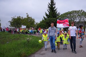 młodzież na marszu