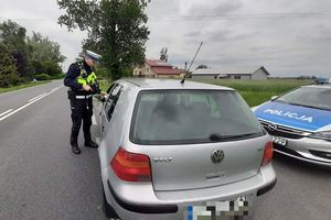 Policjant kontroluje kierującego vw golf