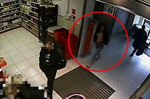 Kobieta najprawdopodobniej sprawczyni kradzieży wchodzi do sklepu.