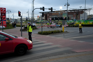 Policjant ruchu drogowego kieruje ruchem na skrzyżowaniu