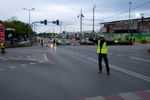 Policjant ruchu drogowego kieruje ruchem na skrzyżowaniu