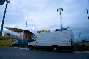 Mobilne Centrum Monitoringu stoi przed stadionem