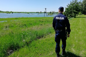 Policjant patroluje brzegi Wisły.