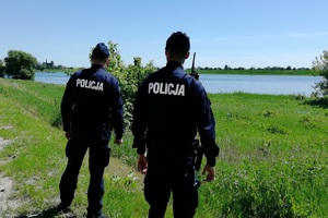 Policjanci monitorują wezbrane wody Wisły.
