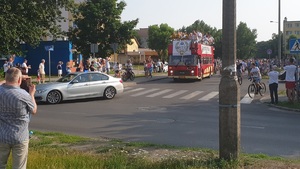 Policjanci pilotują przejazd Mistrzów ulicami Włocławka