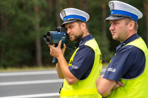Policjanci Ruchu Drogowego mierzą prędkość samochodów