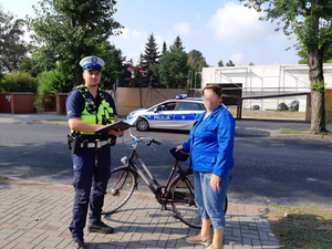 Policjant kontroluje rowerzystkę