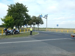 Patrol motocyklowy mierzy prędkość pojazdów na skrzyżowaniu