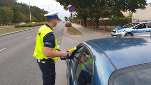 Policjant RD sprawdza trzeźwość kierowcy