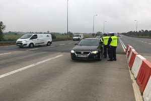 Policjanci sprawdzają trzeźwość kierowcy volkswagena