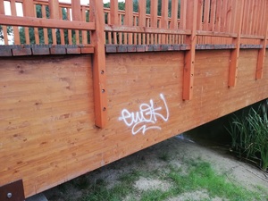 Graffiti namalowane na wyremontowanym moście