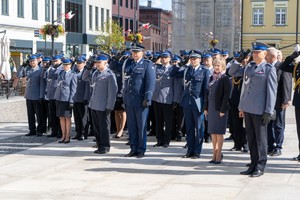 zgromadzeni policjanci salutują w stronę pomnika