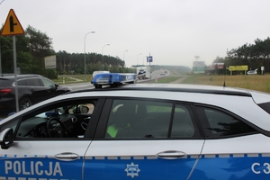Radiowóz stojący na drodze