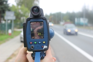 Ekran videorejestratora z zarejestrowanymi jadącymi samochodami