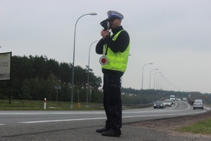 Policjant prowadzi kontrole videorejestratorem