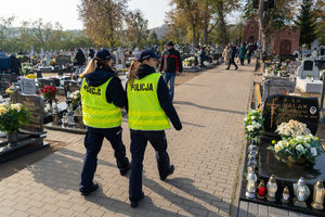 Policjantki patrolują cmentarz