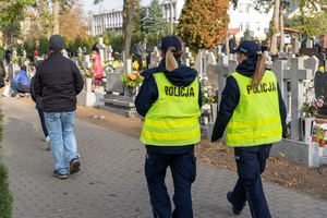 Policjantki patrolują teren cmentarza