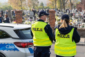 Policjanci obserwują teren cmentarza