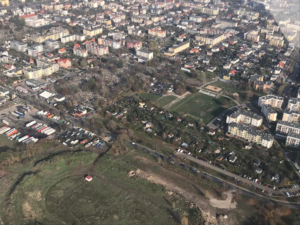 widok z samolotu lecącego nad cmentarzem