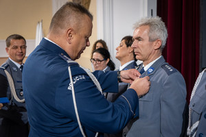 Komendant Wojewódzki przypina odznakę za zasługi