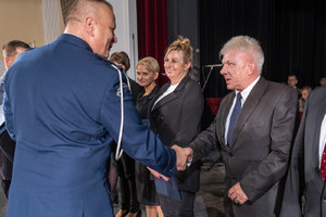 Komendant Wojewódzki gratuluje zasłużonemu pracownikowi