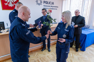 policjantka przyjmuje gratulacje