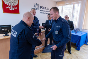 policjant przyjmuje gratulacje