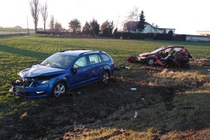 Dwa rozbite auta na polu