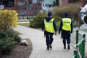 Policjantki patrolują teren Wyspy Młyńskiej w Bydgoszczy