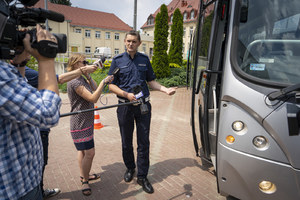 Policjant objaśnia kontrolę autobusu