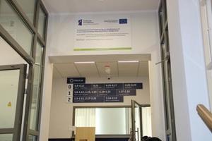 Budynek Komendy Miejskiej Policji w Bydgoszczy - tablica informująca o dofinansowaniu umieszczona wewnątrz budynku