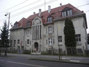 Budynek Komendy Miejskiej Policji w Bydgoszczy - front budynku od prawej