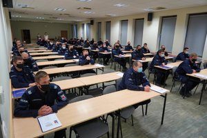 Szkolenie w zakresie postępowania w przypadkach ujawniania substancji odurzających, psychotropowych lub wybuchowych - policjanci podczas wykładu.