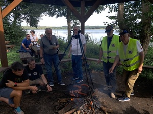Grupa uczestników podczas grillowania pod altaną. plik jpg.