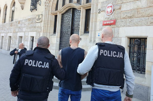 Policjanci prowadzą zatrzymanego do Sądu Okręgowego w Bydgoszczy