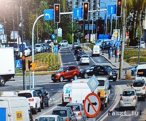 Zdjęcie nr 2 ekranu MCM z obrazem skrzyżowania i ruchem pojazdów na nim