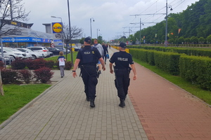 patrol pieszy patroluje teren przy stadionie