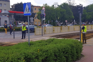 policjanci kontrolują przejście dla pieszych w pobliżu stadionu