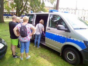 mieszkańcy osiedla oglądają policyjny radiowóz
