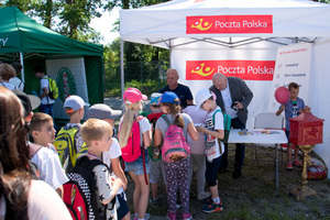 dzieci czekają w kolejce na pieczątkę Poczty Polskiej