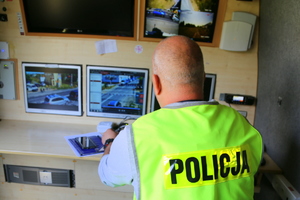 funkcjonariusz obserwuje na monitorze przejazd kolejowy